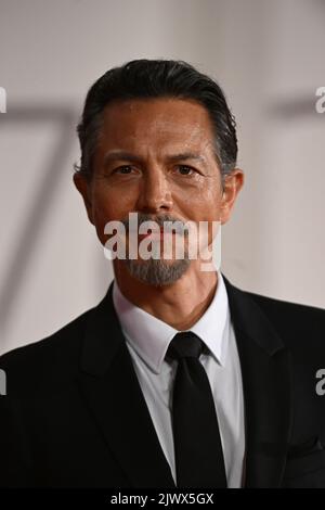 Venedig, Italien. 06. September 2022. Benjamin Bratt nimmt am 06. September 79. 2022 in Venedig, Italien, am „Death for A Dollar Red Carpet“ des Internationalen Filmfestivals in Venedig Teil. Quelle: SIPA USA/Alamy Live News Stockfoto