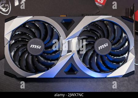 Kiew, Ukraine - 19. August 2022: MSI MECH 2X Grafikkarte mit AMD Radeon RX6700XT Chipsatz in blauem Licht, Nahaufnahme von oben Stockfoto