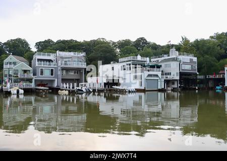 Häuser an der Clifton Lagoon am Rocky River in Lakewood, Ohio Stockfoto