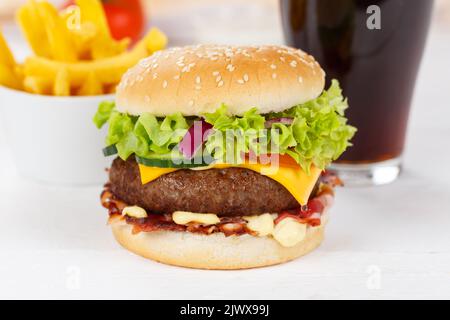 Hamburger Cheeseburger Fast Food Fast Food mit Cola-Getränk und Pommes auf einem Holzbrett-Menü Stockfoto