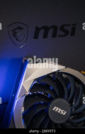 Kiew, Ukraine - 19. August 2022: Details zum MSI-Logo und Grafikkarten-Kühler in blauem Licht, Nahaufnahme der PC-Hardware Stockfoto