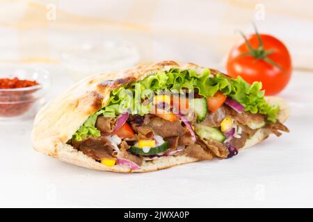Döner Kebab Döner Kebap Fast Food in Fladenbrot auf einem Holzbrettjause Stockfoto