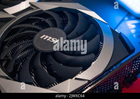 Kiew, Ukraine - 19. August 2022: Kühler in blauem Licht, MSI-Grafikkarte mit AMD Radeon-Chipsatz, Nahaufnahme mit selektivem Fokus, Computerausstattung Stockfoto