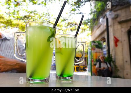 Frische Limonade oder Mojito-Cocktail mit Minze auf dem Tisch. Stockfoto