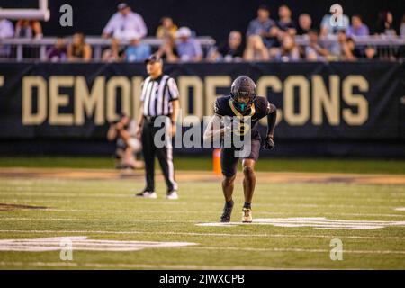 1. September 2022: Wake Forest Demon Diacons Wide Receiver A.T. Perry (9) hebt im zweiten Quartal gegen die Keydets des Virginia Military Institute beim NCAA-Fußballspiel im Truist Field in Winston-Salem, NC, von der Linie ab. (Scott Kinser/CSM) Stockfoto