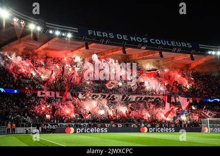 Paris, Frankreich. 06. September 2022. Fans des PSG während der UEFA Champions League, des Fußballspiels der Gruppe H zwischen Paris Saint-Germain und dem FC Juventus am 6. September 2022 im Stadion Parc des Princes in Paris, Frankreich - Foto Matthieu Mirville/DPPI Credit: DPPI Media/Alamy Live News Stockfoto