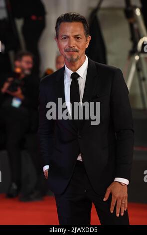 Venedig, Italien. 06. September 2022. Benjamin Bratt nimmt am 06. September 79. 2022 in Venedig, Italien, am „Death for A Dollar Red Carpet“ des Internationalen Filmfestivals in Venedig Teil. Quelle: SIPA USA/Alamy Live News Stockfoto