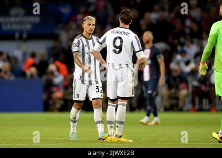 PARIS - (lr) Leandro Paredes von Juventus FC, Dusan Vlahovic von Juventus FC nach dem UEFA Champions League-Spiel zwischen Paris Saint-Germain und Juventus FC im Parc des Princes am 6. September 2022 in Paris, Frankreich. ANP/ Dutch Height/ GERRIT VAN COLOGNE Stockfoto