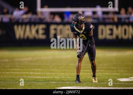 1. September 2022: Wake Forest Demon Diacons Wide Receiver A.T. Perry (9) stellt sich im dritten Viertel des NCAA-Fußballspiels im Truist Field in Winston-Salem, NC, an. (Scott Kinser/CSM) Stockfoto