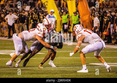 1. September 2022: Virginia Military Institute Keydets Defensive Back Evan Eller (2) bekämpft Wake Forest Demon Diacons Wide Receiver A.T. Perry (9) während des vierten Quartals des NCAA-Fußballspiels im Truist Field in Winston-Salem, NC. (Scott Kinser/CSM) Stockfoto