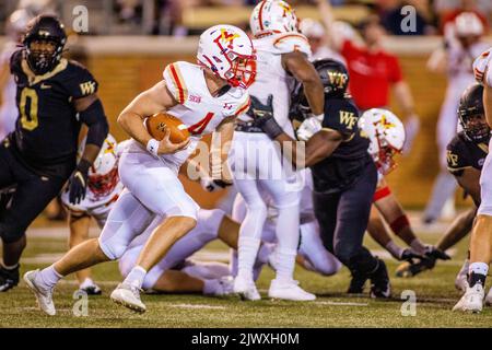 1. September 2022:Virginia Military Institute Keydets Quarterback Seth Morgan (4) läuft im vierten Quartal mit dem Ball gegen die Wake Forest Demon Diacons beim NCAA-Fußballspiel auf dem Truist Field in Winston-Salem, NC. (Scott Kinser/CSM) Stockfoto