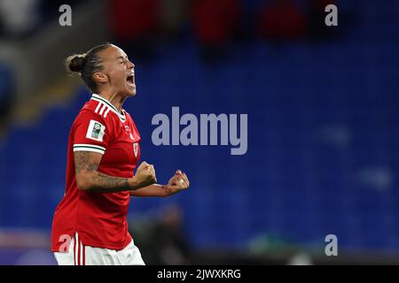 Cardiff, Großbritannien. 06. September 2022. Natasha Harding aus Wales feiert den Schlusspfiff. Frauen aus Wales gegen Frauen aus Slowenien, UEFA-Qualifikation der FIFA Frauen-Weltmeisterschaft 2023 im Cardiff City Stadium, South Wales, am Dienstag, den 6.. September 2022. Redaktionelle Verwendung, Bild von Andrew Orchard/Andrew Orchard Sports Photography/Alamy Live News Credit: Andrew Orchard Sports Photography/Alamy Live News Stockfoto