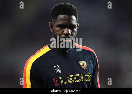 Turin, Italien. 05. September 2022. Samuel Umtiti von US Lecce schaut beim Aufwärmen vor dem Fußballspiel der Serie A zwischen dem FC Turin und US Lecce auf. Kredit: Nicolò Campo/Alamy Live Nachrichten Stockfoto