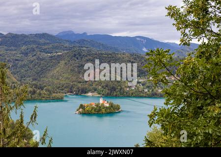 kirche der Mutter gottes auf dem See in Bled, Slowenija aus Sicht eines bewölkten Tages Stockfoto
