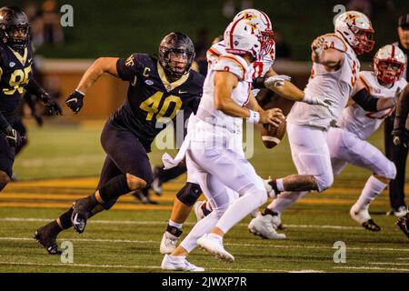 1. September 2022:Wake Forest Demon Deacons Defensivlineman Rondell Bothroyd (40) jagt im vierten Quartal des NCAA-Fußballspiels im Truist Field in Winston-Salem, NC, den Keydets Quarterback Seth Morgan (4) vom Virginia Military Institute. (Scott Kinser/CSM) Stockfoto