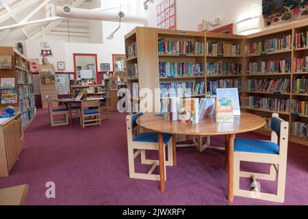 Farbenfrohe und anregende Kinderabteilung in einer öffentlichen Bibliothek. Stockfoto