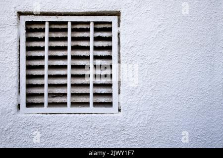 Detail einer mit weißem gotelé verzierten Wand, in der sich ein Service-Kamin befindet. Bild mit Kopierbereich Stockfoto