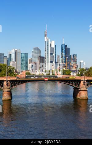 Frankfurt Skyline mit Main Fluss und Ignatz Bubis Brücke City travel Reise Portrait Format in Deutschland Stockfoto