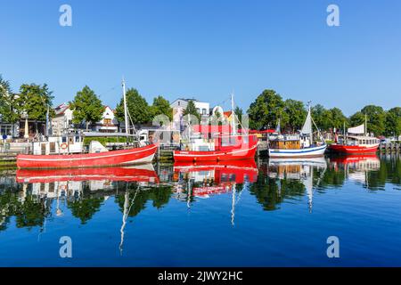 Warnemünde Hafen corniche Promenade mit Booten Stadt City Reisen in Rostock, Deutschland Stockfoto