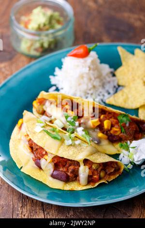 mexikanische Tacos mit Reis auf Holz Stockfoto