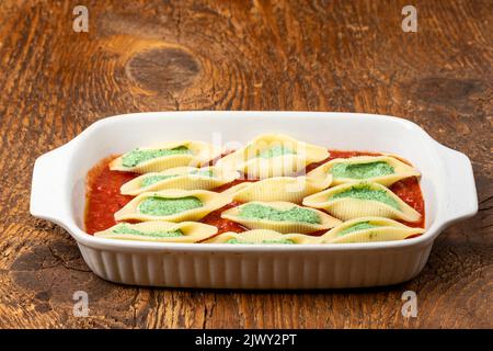 Italienische Conchiglino-Pasta in Kasserolle Stockfoto