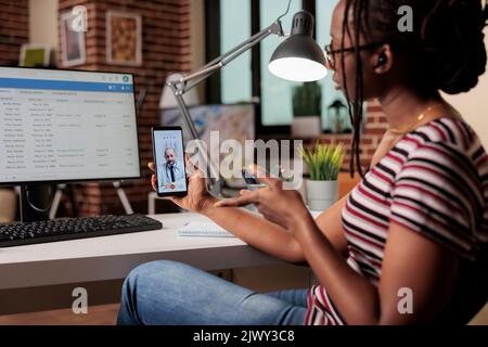 Telemedizin, medizinische Online-Konsultation des Arztes, Live-Chat-Kommunikation mit dem Therapeuten über das Mobiltelefon. Patient im Gespräch mit dem Hausarzt über einen Videoanruf mit dem Smartphone Stockfoto