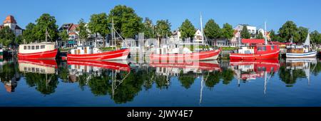 Warnemünde Hafen Hafen corniche Promenade mit Booten Stadt Stadt Reise Panorama in Rostock, Deutschland Stockfoto