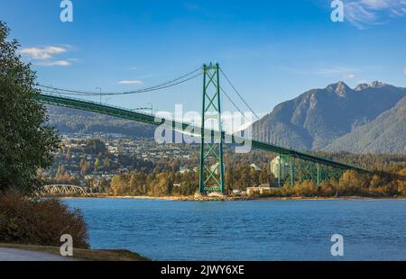 Lions Gate Bridge am Sommertag, Vancouver, BC, Kanada. Blick auf die Lions Gate Bridge vom Stanley Park. Erbaut im Jahre 1930s, Vancouver's Lions Gate Bridge Stockfoto