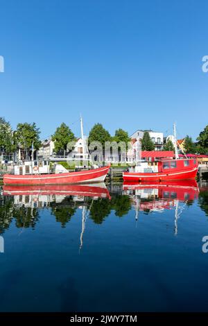 Warnemünde Hafen Hafen corniche Promenade mit Booten Stadt Reise Reisen Porträt-Format in Rostock, Deutschland Stockfoto