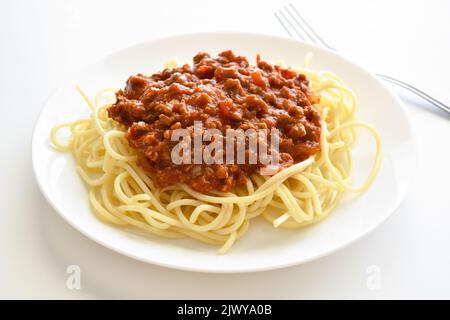 Spaghetti Bolognese auf einem weißen Teller. Traditionelle italienische Küche. Stockfoto