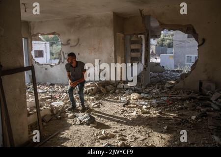 Jenin, Palästina. 06. September 2022. Ein Palästinenser inspiziert das Haus des palästinensischen Schützen Raad Khazem, nachdem es von der israelischen Armee in der Stadt Jenin im besetzten Westjordanland abgerissen wurde. Der Palästinenser Raad Khazem war ein Täter eines Schussangriffs auf jüdische Siedler in der israelischen Stadt Tel Aviv. Kredit: SOPA Images Limited/Alamy Live Nachrichten Stockfoto