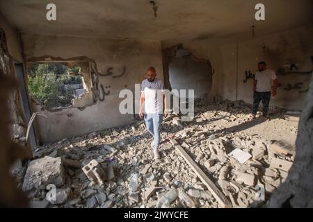 Jenin, Palästina. 06. September 2022. Palästinenser inspizieren das Haus des palästinensischen Schützen Raad Khazem, nachdem es von der israelischen Armee in der Stadt Jenin im besetzten Westjordanland abgerissen wurde. Der Palästinenser Raad Khazem war ein Täter eines Schussangriffs auf jüdische Siedler in der israelischen Stadt Tel Aviv. Kredit: SOPA Images Limited/Alamy Live Nachrichten Stockfoto