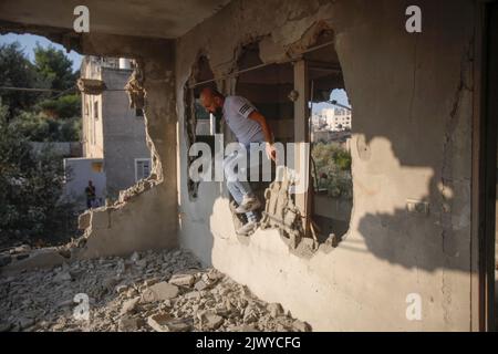 Jenin, Palästina. 06. September 2022. Ein Palästinenser inspiziert das Haus des palästinensischen Schützen Raad Khazem, nachdem es von der israelischen Armee in der Stadt Jenin im besetzten Westjordanland abgerissen wurde. Der Palästinenser Raad Khazem war ein Täter eines Schussangriffs auf jüdische Siedler in der israelischen Stadt Tel Aviv. Kredit: SOPA Images Limited/Alamy Live Nachrichten Stockfoto