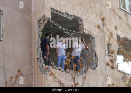 Jenin, Palästina. 06. September 2022. Palästinenser inspizieren das Haus des palästinensischen Schützen Raad Khazem, nachdem es von der israelischen Armee in der Stadt Jenin im besetzten Westjordanland abgerissen wurde. Der Palästinenser Raad Khazem war ein Täter eines Schussangriffs auf jüdische Siedler in der israelischen Stadt Tel Aviv. (Foto von Nasser Ishtayeh/SOPA Images/Sipa USA) Quelle: SIPA USA/Alamy Live News Stockfoto