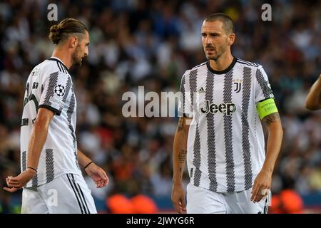 Paris, Frankreich. 06. September 2022. Adrien Rabiot und Leonardo Bonucci vom FC Juventus während des Champions League-Fußballspiels der Gruppe H zwischen Paris Saint Germain und dem FC Juventus im Stadion Parc des Princes in Paris (Frankreich) am 6.. September 2022. Foto Federico Tardito/Insidefoto Kredit: Insidefoto di andrea staccioli/Alamy Live News Stockfoto