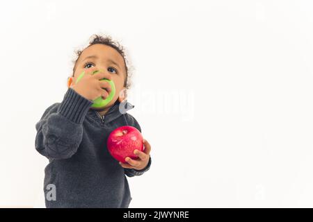 Kleiner Junge mit Äpfeln, mittellange Aufnahme isoliert Studio-Aufnahme kopieren Raum Kinder und gesunde Ernährung Konzept. Hochwertige Fotos Stockfoto