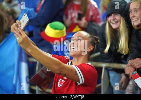 Cardiff, Wales, Großbritannien. 6.. September 2022. Natasha Harding begleitet die Fans in einem Selfie, während das Wales Women Football Team gegen Slowenien ein Null-Unentschieden feiert, um sich für die WM-Play-offs zu qualifizieren. Cardiff City Stadium, Cardiff. Kredit: Penallta Photographics/Alamy Live Nachrichten Stockfoto