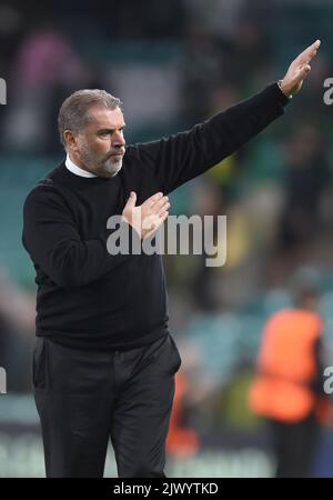 Glasgow, Großbritannien. 6. September 2022. Celtic Manager Ange Postecoglou begrüßt die keltischen Fans nach dem Spiel der UEFA Champions League Group F im Celtic Park, Glasgow. Bildnachweis sollte lauten: Neil Hanna/Sportimage Kredit: Sportimage/Alamy Live News Stockfoto