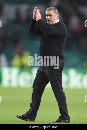 Glasgow, Großbritannien. 6. September 2022. Celtic Manager Ange Postecoglou begrüßt die keltischen Fans nach dem Spiel der UEFA Champions League Group F im Celtic Park, Glasgow. Bildnachweis sollte lauten: Neil Hanna/Sportimage Kredit: Sportimage/Alamy Live News Stockfoto