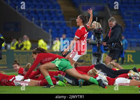 Cardiff, Wales, Großbritannien. 6.. September 2022. Das walesische Fußballteam feiert ein Null-Unentschieden gegen Slowenien, um sich für die WM-Play-offs zu qualifizieren. Cardiff City Stadium, Cardiff. Kredit: Penallta Photographics/Alamy Live Nachrichten Stockfoto