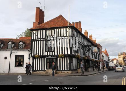 Hotel Indigo The Falcon Inn on Chapel Street in Stratford upon Avon England, historisches Fachwerkgebäude, denkmalgeschützte Gebäudearchitektur. Blick auf die Straße Stockfoto