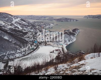 Kleine Stadt und Hafen an einer See- und Bergküste Stockfoto