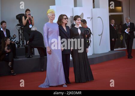 Venedig, Italien. 06. September 2022. VENEDIG, ITALIEN - 06. SEPTEMBER: Tilda Swinton, Regisseurin Joanna Hogg und Carly-Sophia Davies 'The Eternal Daughter' Red Carpet auf den Internationalen Filmfestspielen von Venedig 79. am 06. September 2022 in Venedig, Italien. Kredit: dpa/Alamy Live Nachrichten Stockfoto