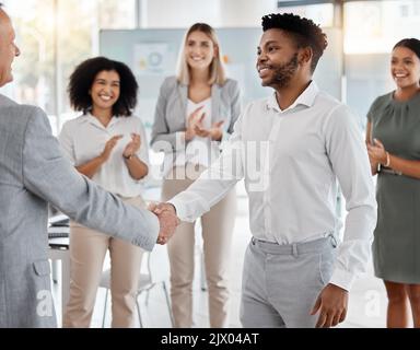 Händedruck, Beförderung und Applaus mit einem Geschäftsmann, der während eines Meetings im Büro seinem Vorgesetzten, Vorgesetzten oder Vorgesetzten die Hände schüttelt. Vielen Dank Stockfoto