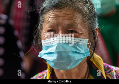 Chiang Mai, Thailand. 05. September 2022. Ein Protestant eines Hmong-Hügels weint während des Protestes gegen die Regierung, um die Politik und die Räumungsbefehle zu überprüfen, nachdem die Regierungsbeamten die Residenz in Mon Jam, Bezirk Mae Rim, abgerissen hatten. (Foto von Pongmanat Tasiri/SOPA Images/Sipa USA) Quelle: SIPA USA/Alamy Live News Stockfoto