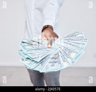 Hände von schwarzen Mann mit Dollar, Geld oder Bargeld, Zahlung oder Gewinn aus dem Handel. Finanzen, Vermögen und reiche Person mit Angebot, Austausch oder Buchhaltung Stockfoto