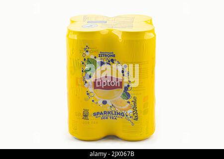 WETZLAR; DEUTSCHLAND 2022-07-14: LIPTON-EISTEE AUS DER DOSE. Lipton Ice Tea Drink in einer Dose isoliert auf weißem Hintergrund. Lipton Ice Tea ist eine Marke, die von Lipt verkauft wird Stockfoto
