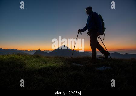 Wanderer mit Taschenlampe auf der Stirn Stockfoto