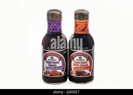 WETZLAR, DEUTSCHLAND - 2022-07-17: Zwei Flaschen Kikkoman Teriyaki Sauce. 1917 gründeten die japanischen Mogi- und Takanashi-Familien Noda Shoyu Co. Ltd. Th Stockfoto