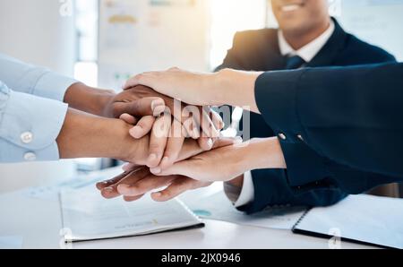 Teamwork, Unterstützung und Sieg für Geschäftsleute, die ein erfolgreiches Meeting im Büro feiern. Hände eines Teams oder einer Gruppe von glücklichen Unternehmen oder Stockfoto